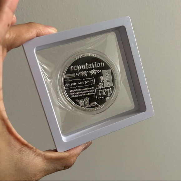 Taylor Swift Reputation Collectible Medallion Coin - Picture 2 of 7